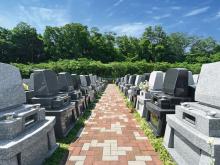 霊園内には様々な区画にお墓が建てられます